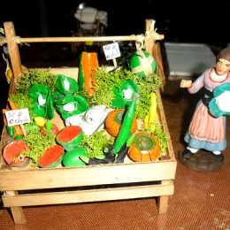 fruttivendola-con-banco-frutta-2