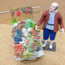 fruttivendolo con banco frutta