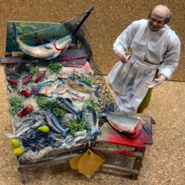 pescivendolo con banco del pesce